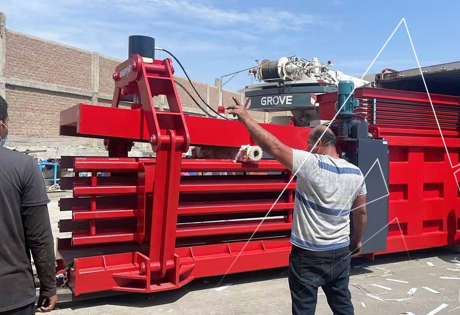 米国: ENERPAT 売れ筋の自動結束式油圧ダンボールベーラー 4 台を設置