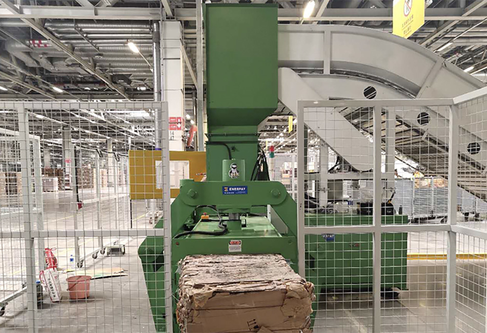 コロンビア: ENERPAT 古紙用油圧梱包プレス機を設置